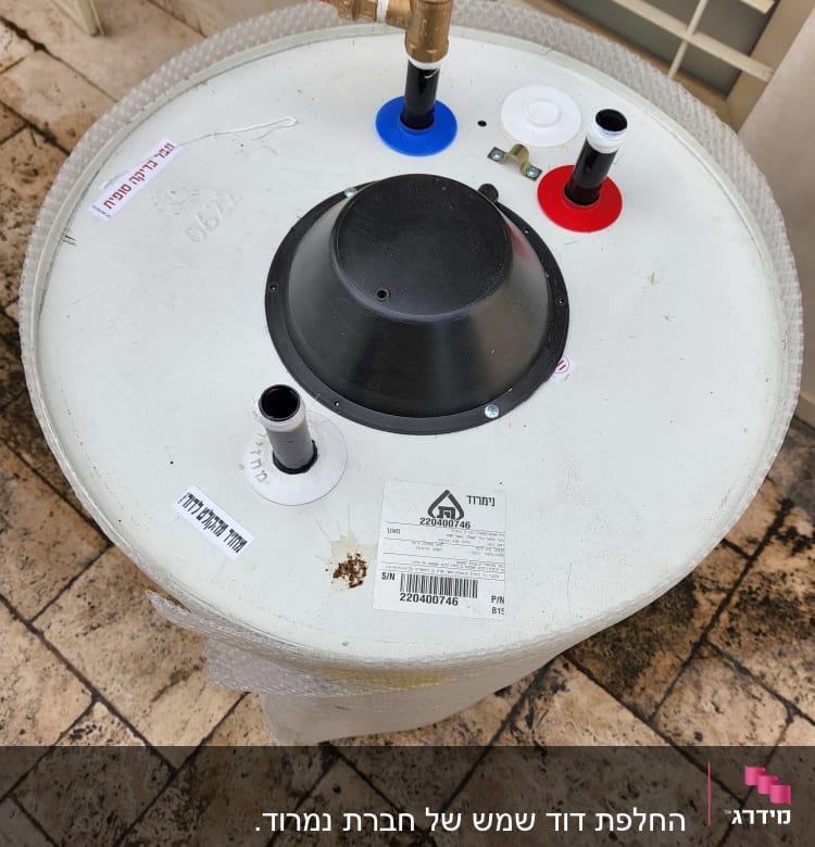 דוד שמש עם צינורות וחיבורים על גג